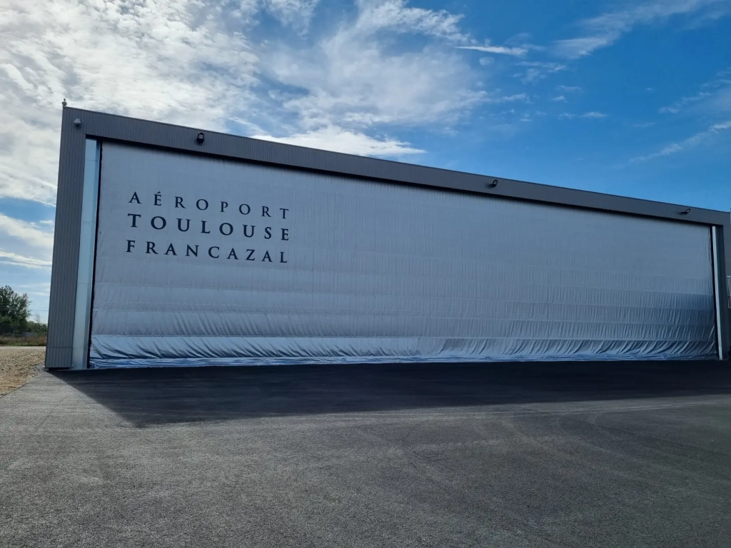 Installation d’une porte rapide sur mesure pour un site aéronautique à Toulouse