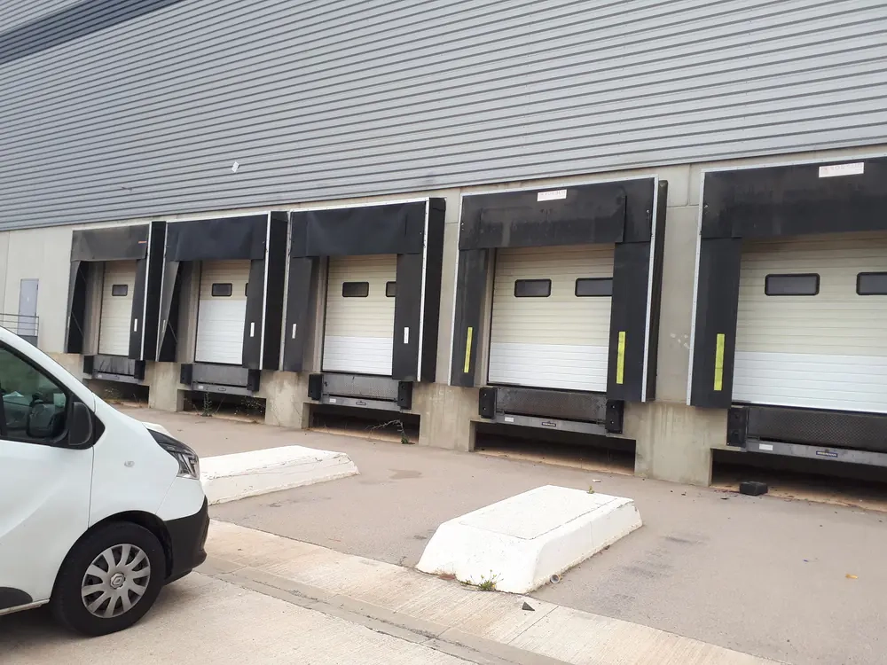 Changement de panneaux sur des portes sectionnelles à Toulouse