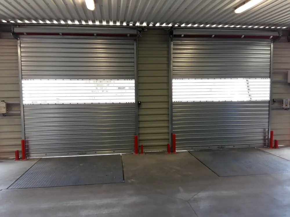 Installation de rideaux métalliques pour fermeture de quai à Saint-Loubes