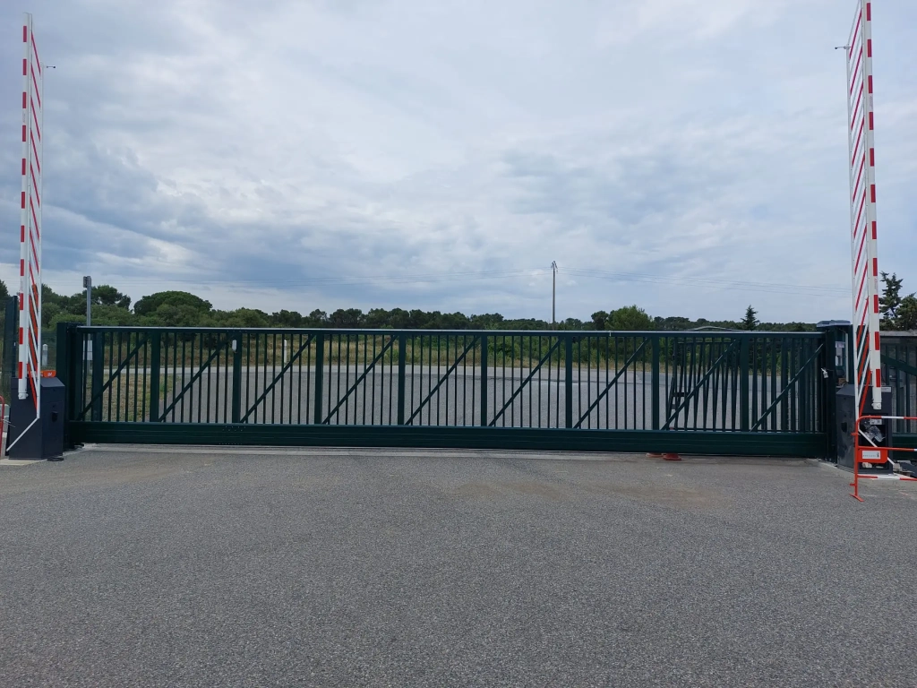 Installation d’un portail autoportant avec des barrières automatiques à Toulouse