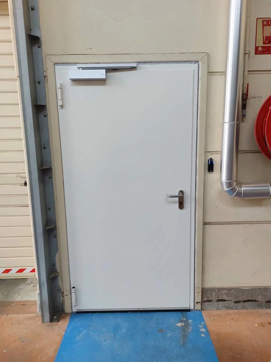 Installation d’une porte de service chez un client situé à Agen