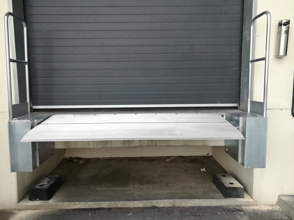 Pose d'une mini rampe de quai manuelle