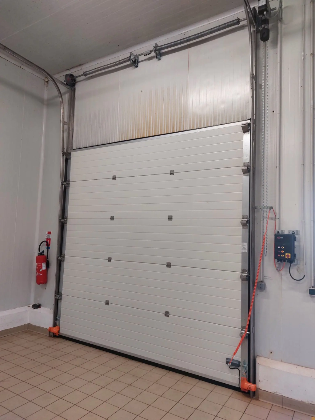 Remplacement d’une porte sectionnelle à Bordeaux