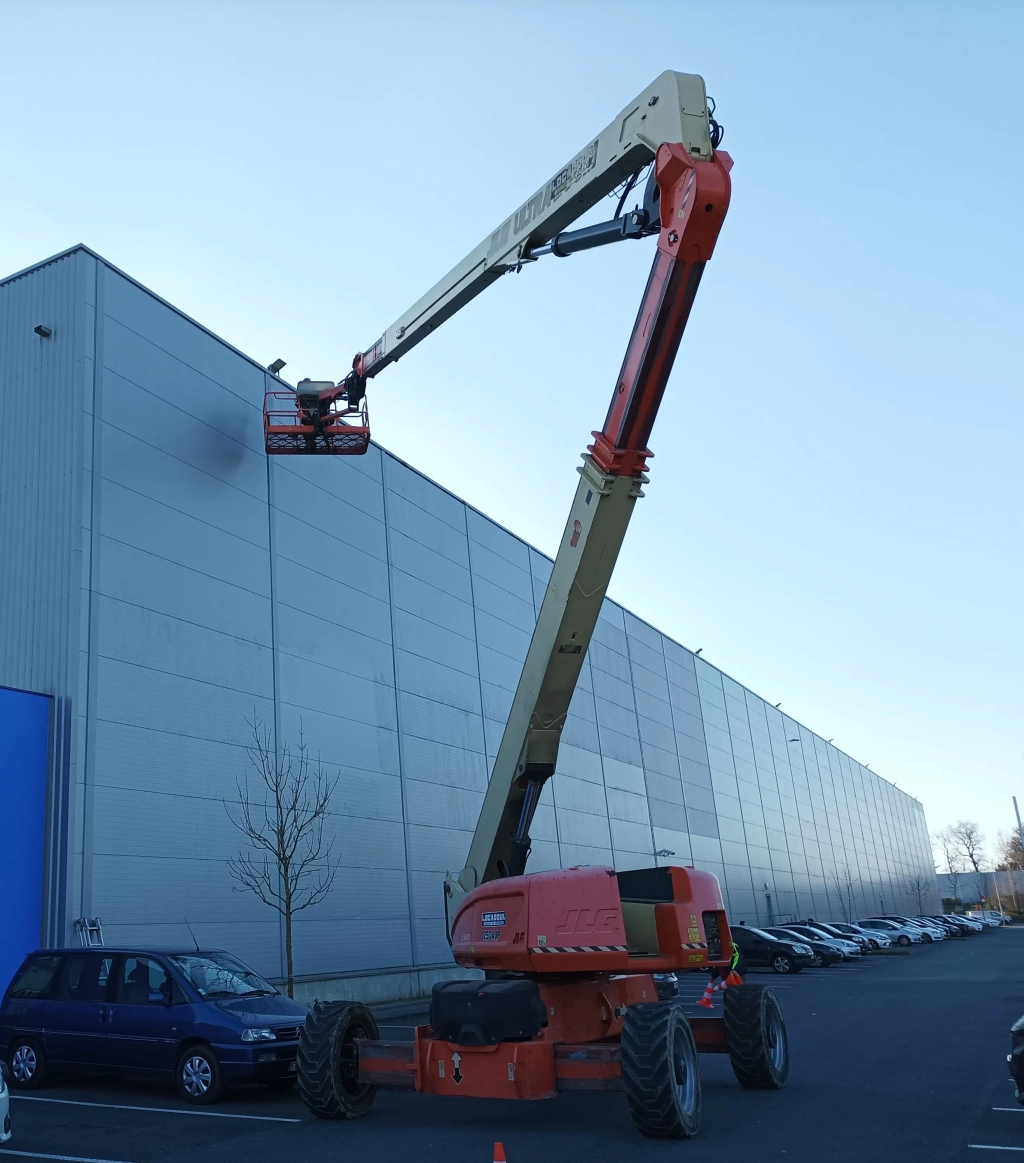 Réparation du bardage sur un bâtiment situé à Bordeaux