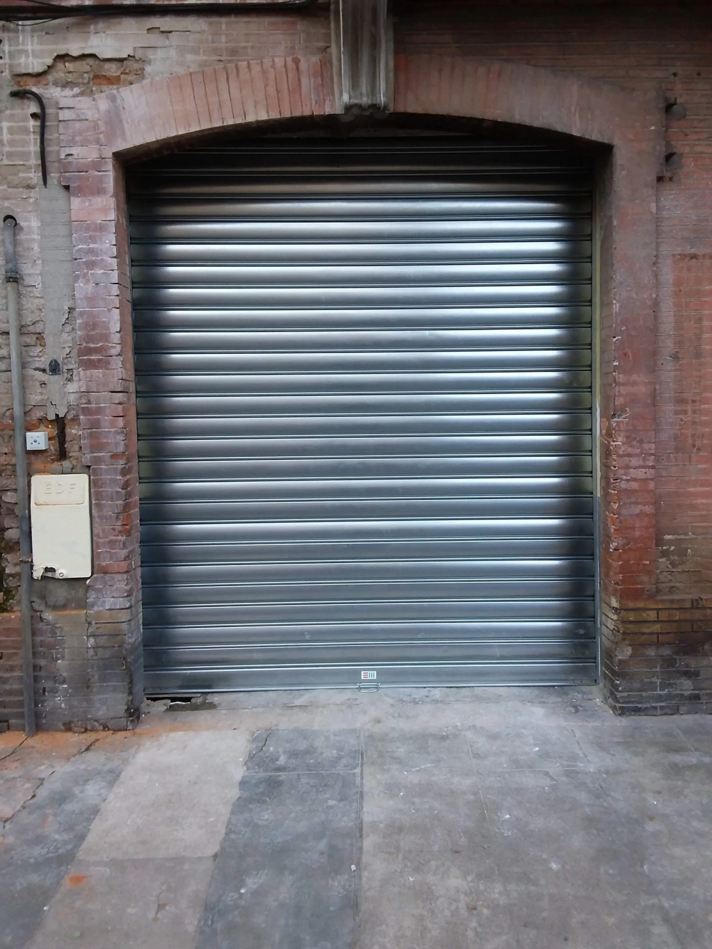 Pose d’un rideau métallique pour un bâtiment situé à Toulouse