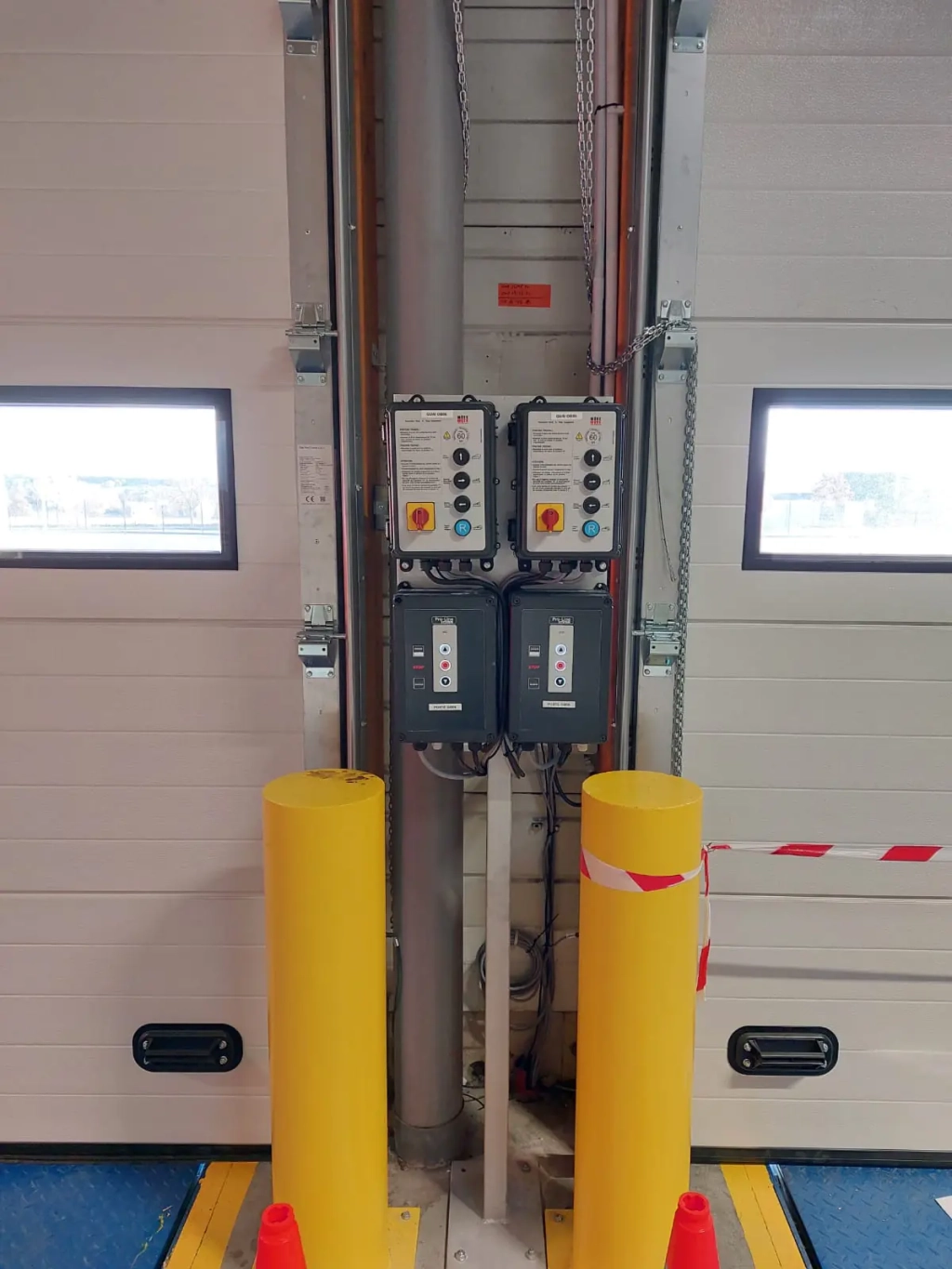 Création et installation de poteaux pour le maintien des coffrets de commande des portes sectionnelles et des niveleurs de quai à TOULOUSE