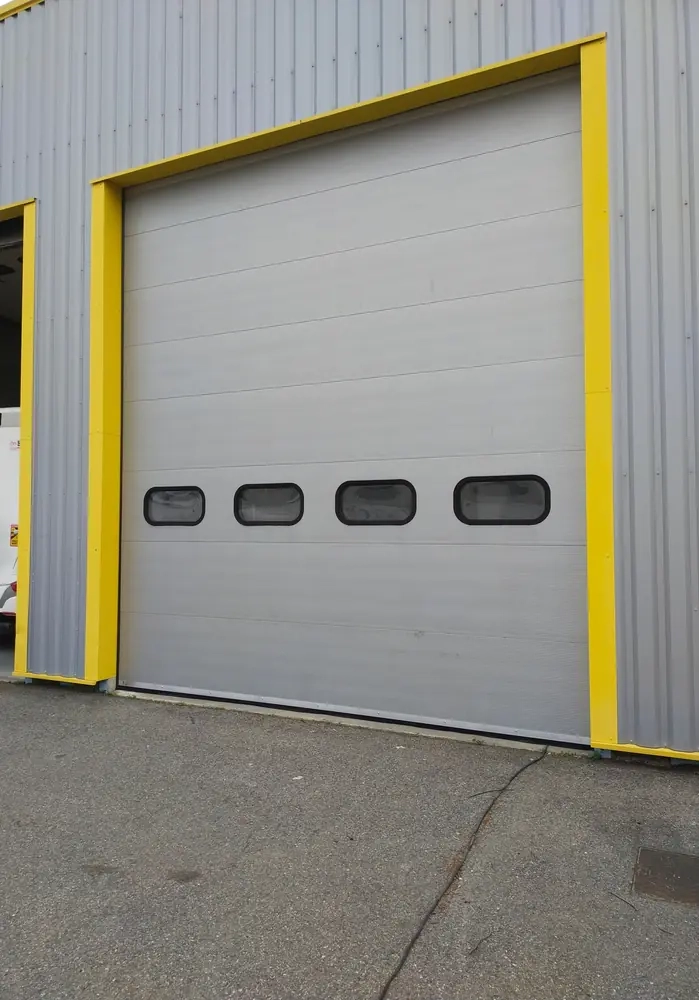 Installation d’une porte sectionnelle pour garage automobile à Toulouse