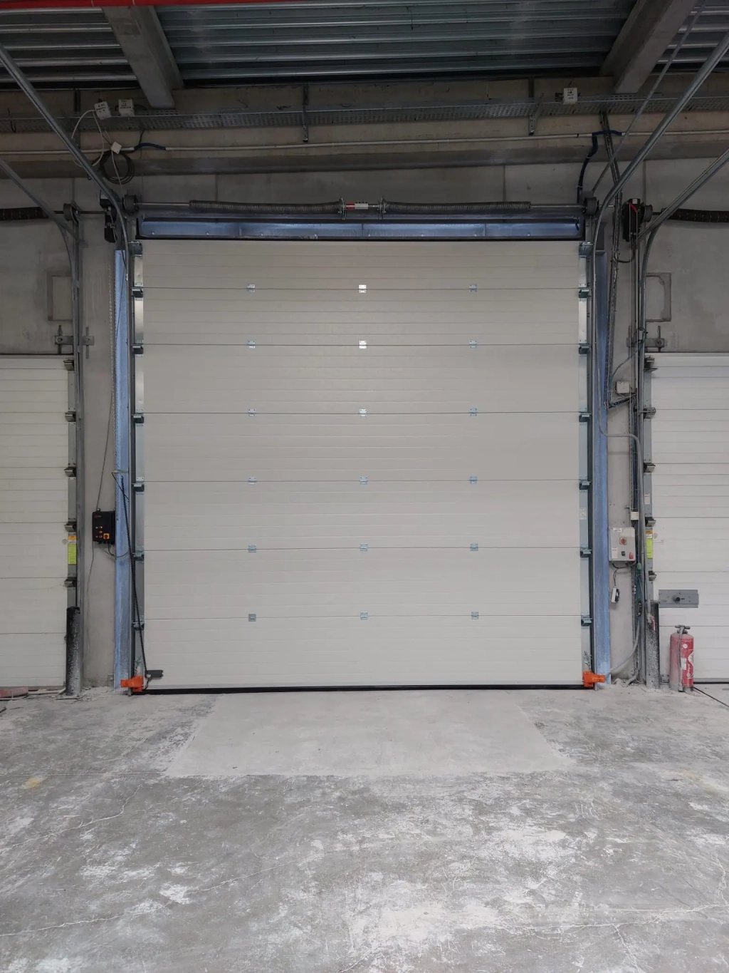 Remplacement d’une porte sectionnelle sur un site de logistique à Toulouse.